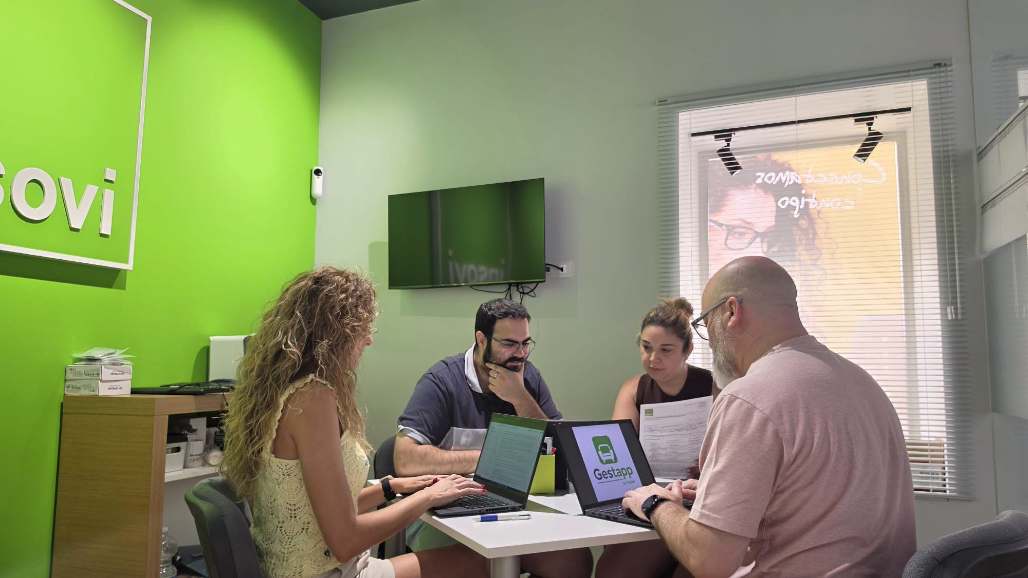 Equipo de Insovi reunido en sus instalaciones de Villa del Río, trabajando en el proyecto presentado a Tierra de Oportunidades